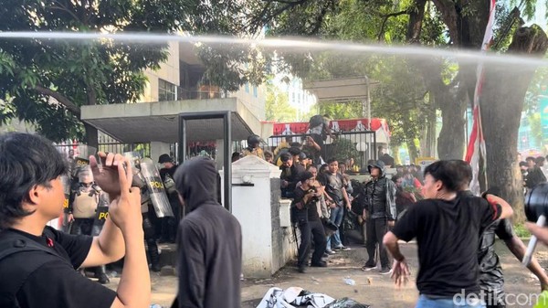 Pagar DPRD Sumut Jebol Saat Demo 26 Agustus 2025