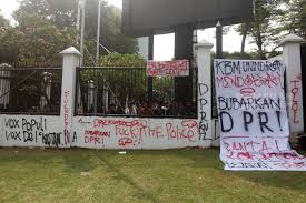 Demo Bubarkan DPR Ricuh, Batu & Water Cannon