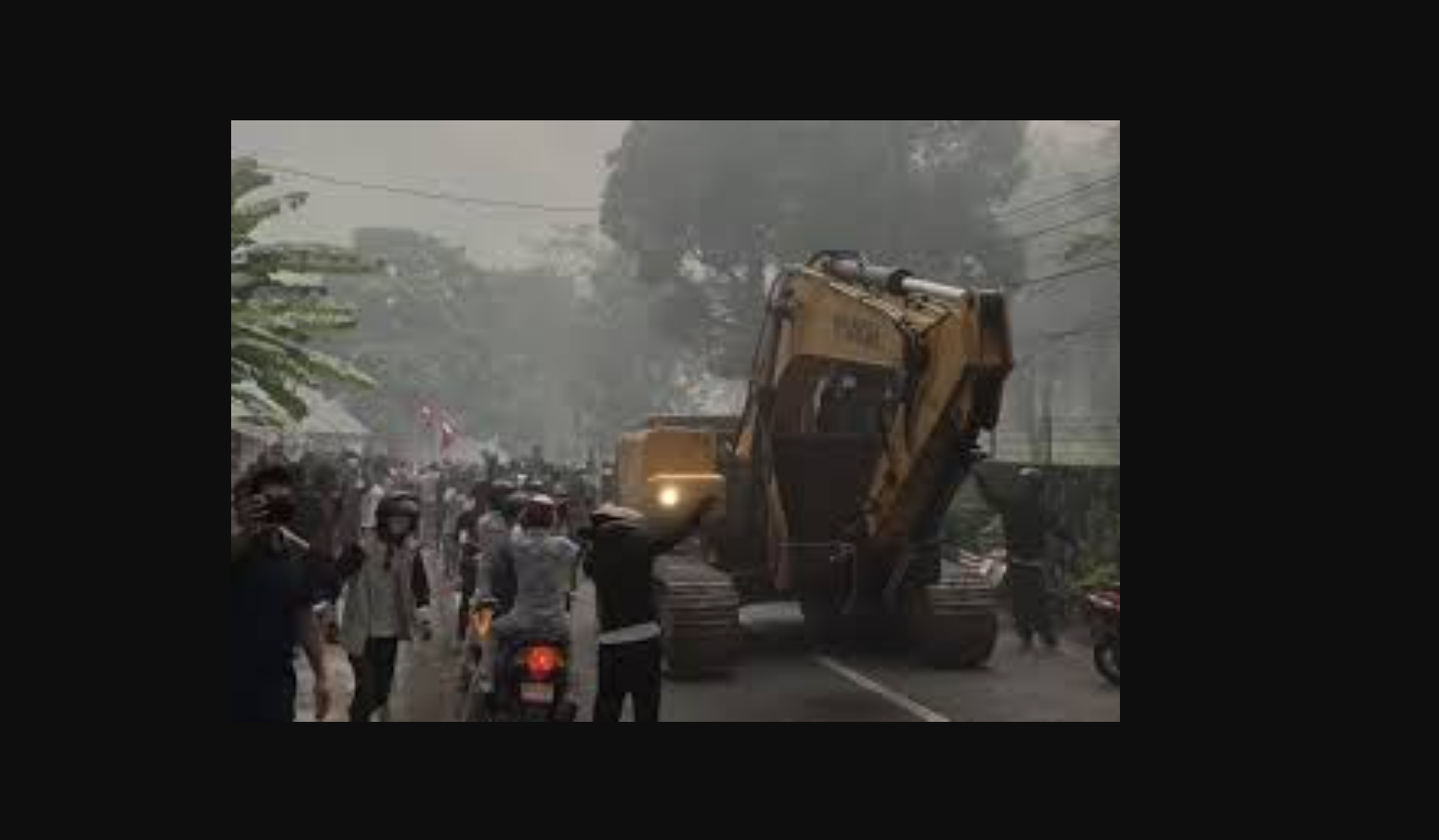 Demo di Nepal Ricuh, Massa Bawa Alat Berat