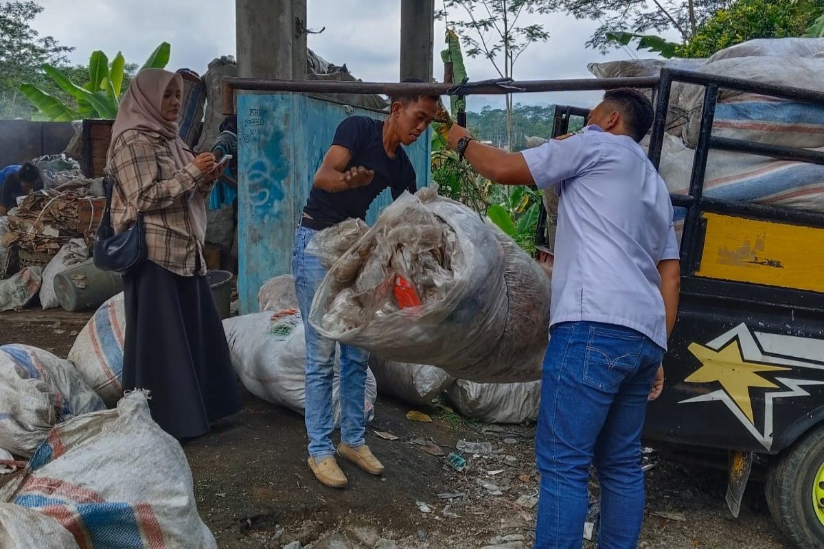 Warga Wonosobo Ramai-Ramai Bayar Pajak Pakai Sampah