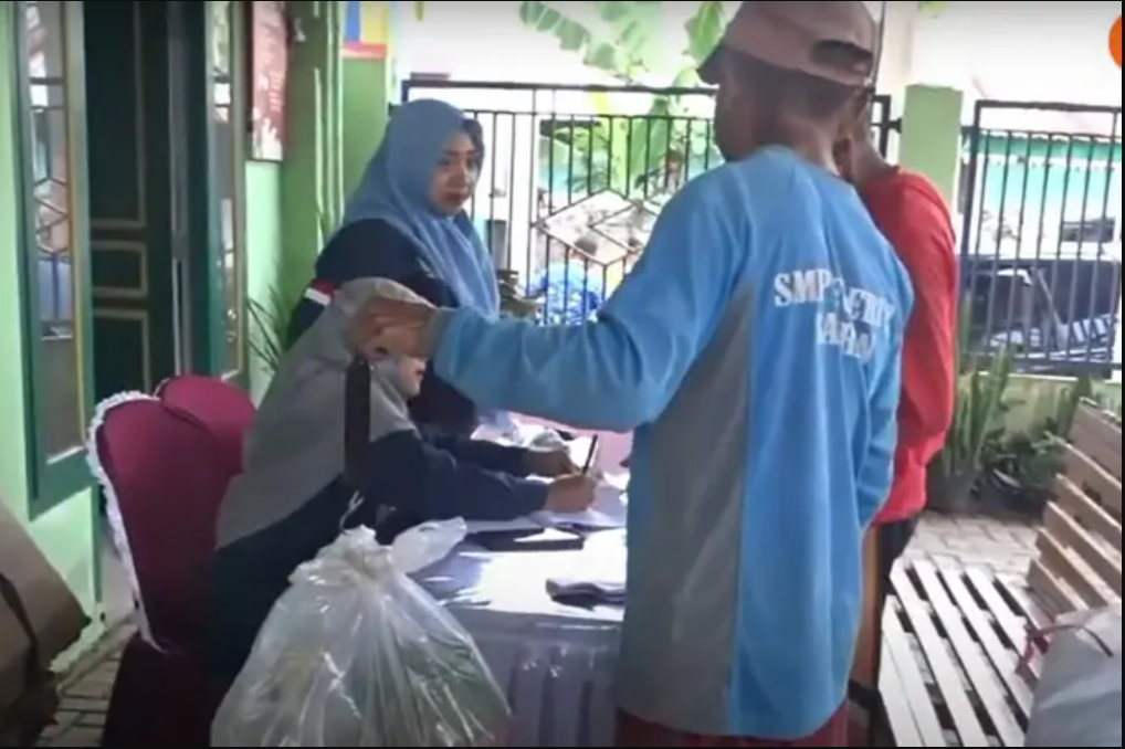 Warga Wonosobo Bayar Pajak Pakai Sampah