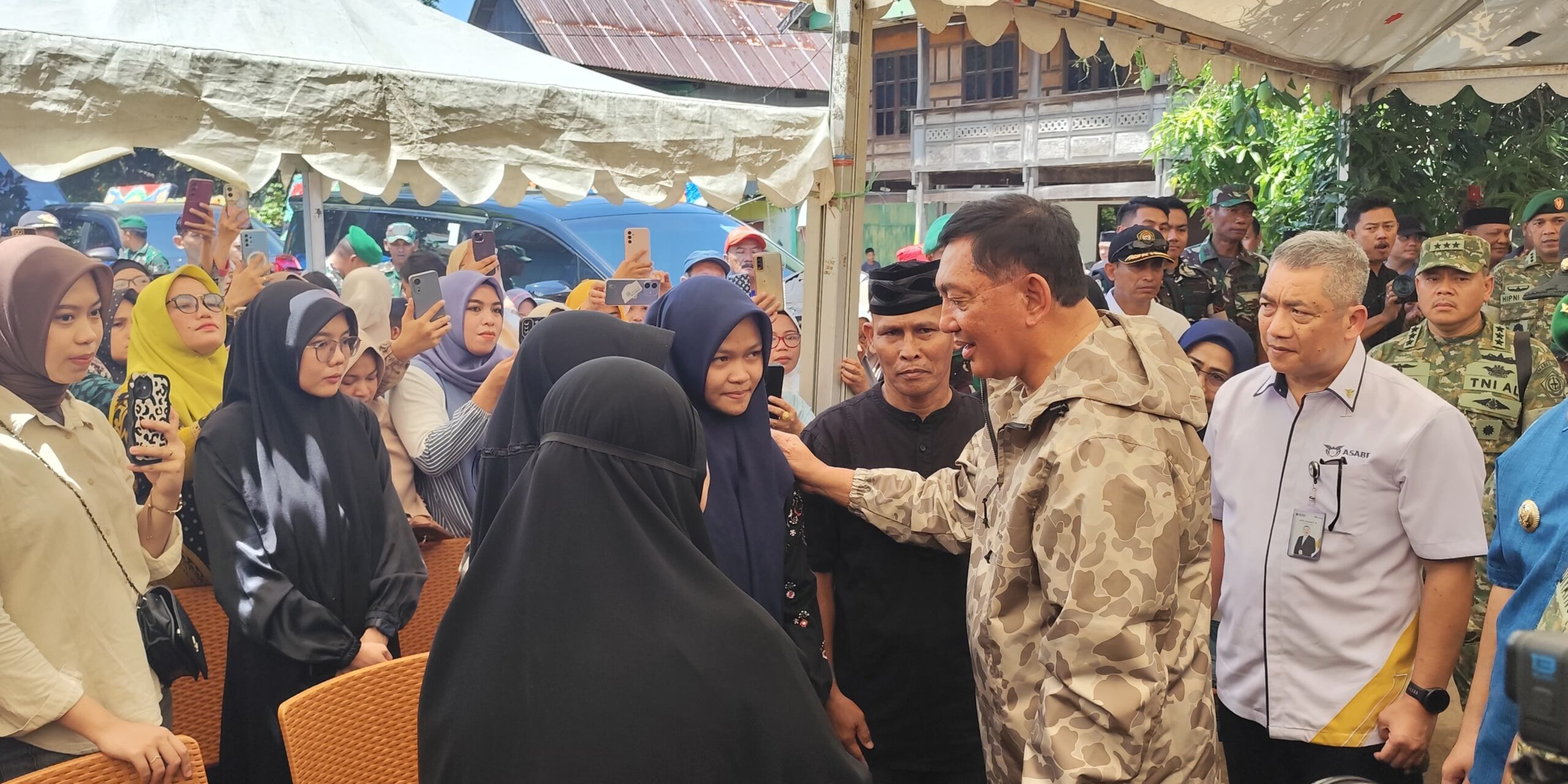 Mentan Sjafrie Temui Keluarga Korban Penembakan KKB di Papua