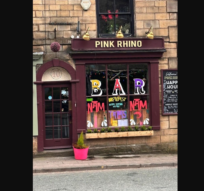 Pasangan Memulai Bab Baru di Pink Rhino Bar