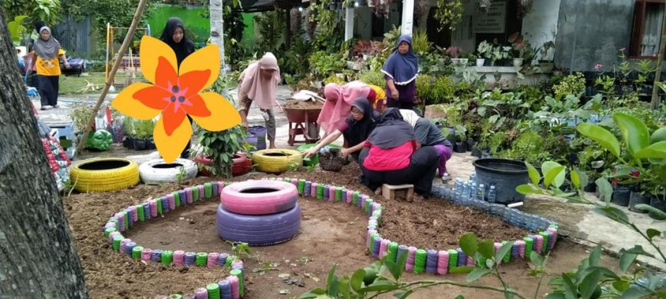 Menghias Kebun dengan Kreasi Batu di Panti Jompo