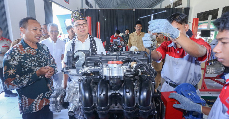 Perkuat SDM, TMMIN Lakukan Donasi Mesin Toyota ke SMK Lombok
